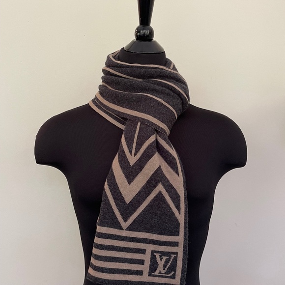 New Louis Vuitton Beige Cashmere Reversible Scarf - Picture 8 of 10